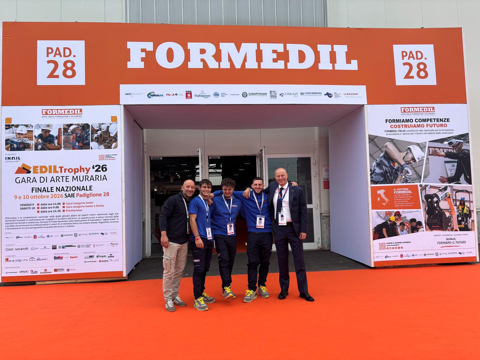 Lo stand Formedil alla fiera SAIE Padiglione 28 con la squadra e i giovani concorrenti dell'EdilTrophy